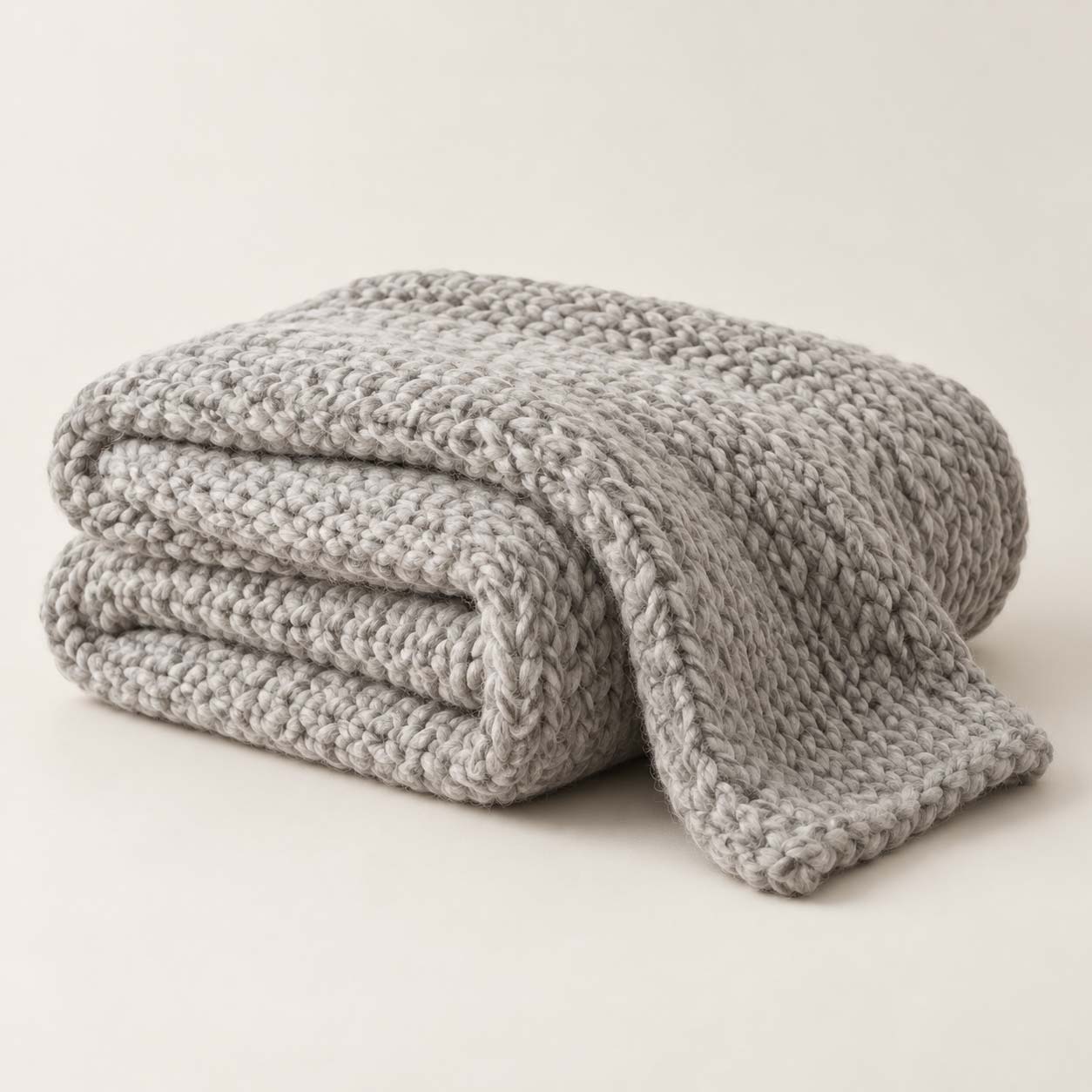 Plaid en laine gris à grosses mailles, plié